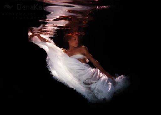 晚间励志说说配图 抬头需要勇气，低头需要勇气