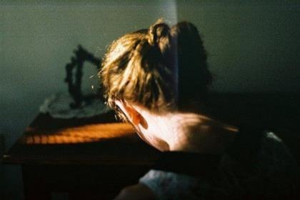 晚间励志说说配图 抬头需要勇气，低头需要勇气