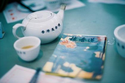 秋天优美句子摘抄 与其一路跟着狗，不如让狗先