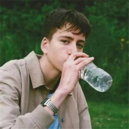 搞笑名言警句大全集 年轻的时候总是像爱一样不