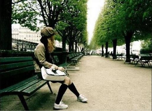 莫名委屈想哭的说说 风是软的,草是软的