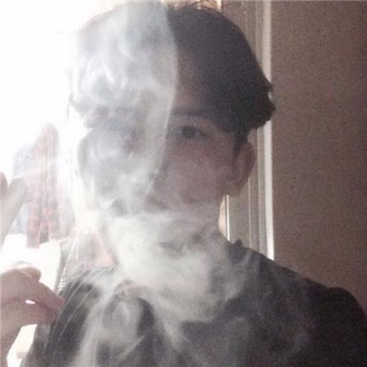 你的脸就像酒店里的旋转玻璃板
